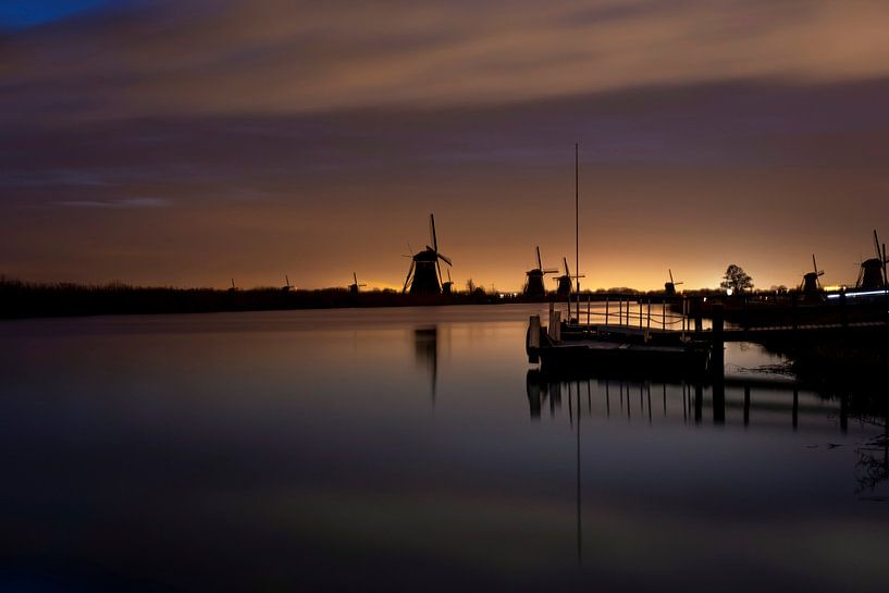 Moulins à vent néerlandais historiques le long d'un large canal à Kinderdijk par Tjeerd Kruse