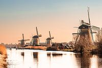 Windkraftanlagen bei Sonnenuntergang