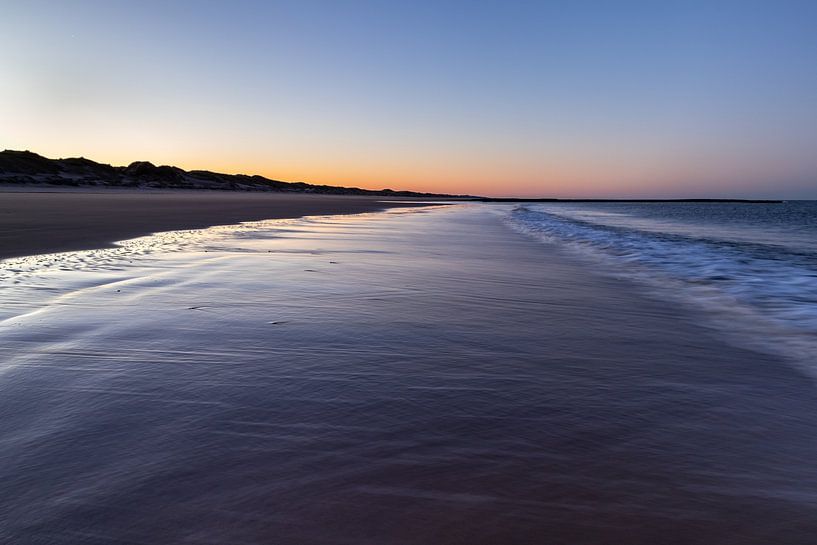 La côte néerlandaise de Den Helder au lever du soleil par une froide matinée d'hiver. par Bram Lubbers