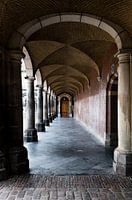 Was befindet sich hinter der Tür?