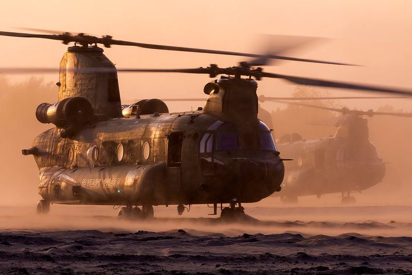 Zwei Chinook-Transporthubschrauber bei der Arbeit bei Sonnenuntergang von Jimmy van Drunen