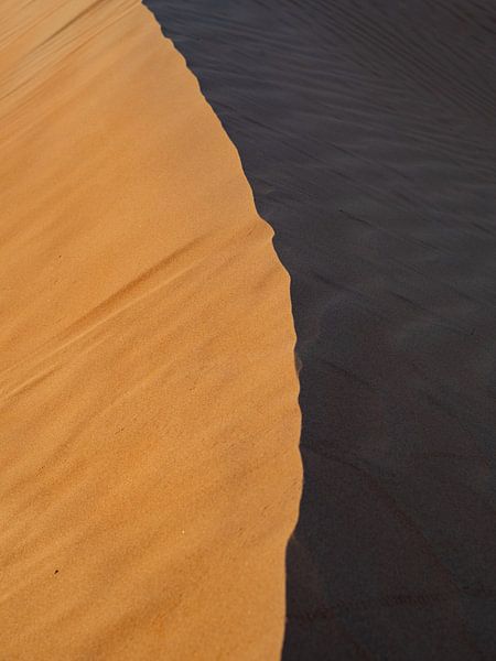 Düne aus Sand und Schatten der Wüste von Teun Janssen