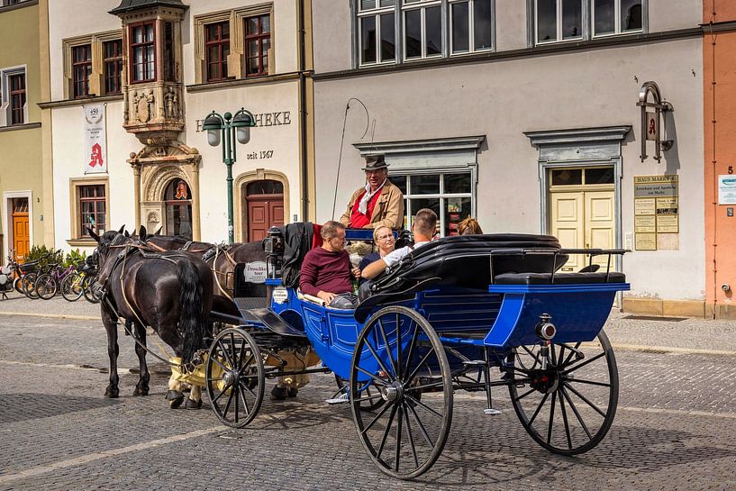 Voiture tirée par des chevaux devant la Hofapotheke sur la place de l'hôtel de ville de Weimar par Rob Boon