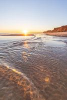 Sonnenuntergang am Sandstrand Praia da Falésia. Klippen Pinke Blumen bei Albufeira, Portuga