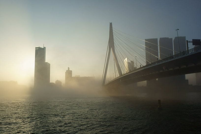 Erasmusbrug in de mist par Michel van Kooten