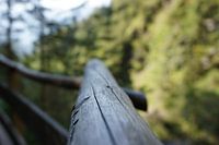 Houten reling in de bergen