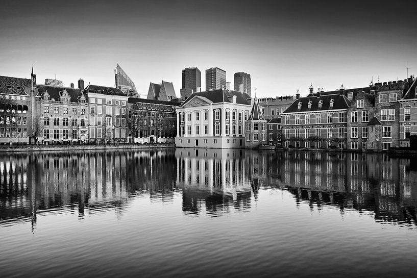Skyline de La Haye avec la réflexion dans l'eau en noir et blanc par iPics Photography