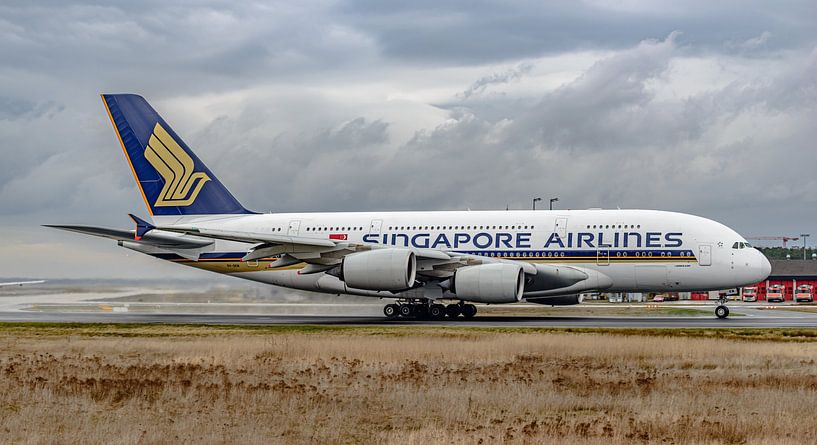Abhebender Airbus A380-800 der Singapore Airlines. von Jaap van den Berg