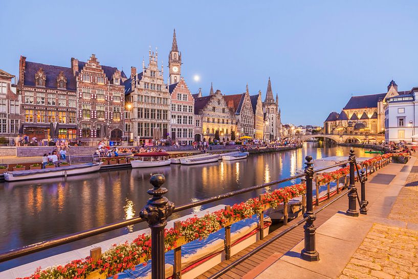 rangée de maisons au Graslei à Gand le soir par Werner Dieterich