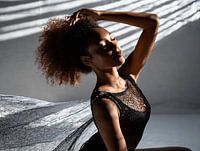 Belle femme dans un jeu d'ombres