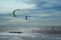 Des kitesurfeurs dans la mer du Nord, près de la plage de Maasvlakte.
