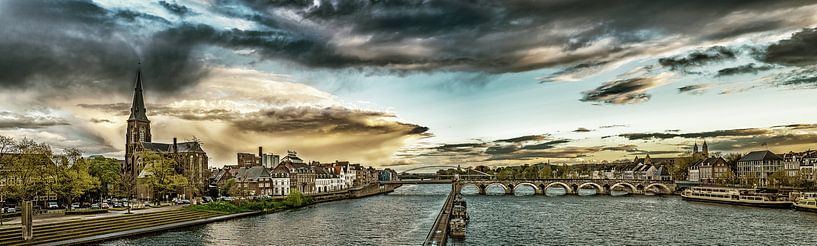 Regenwolken über Maastricht - Mestreech - bearbeitet I von Teun Ruijters
