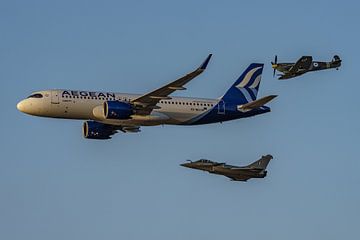 Formation von Aegean A320 mit griechischer Rafale und Spitfire. von Jaap van den Berg