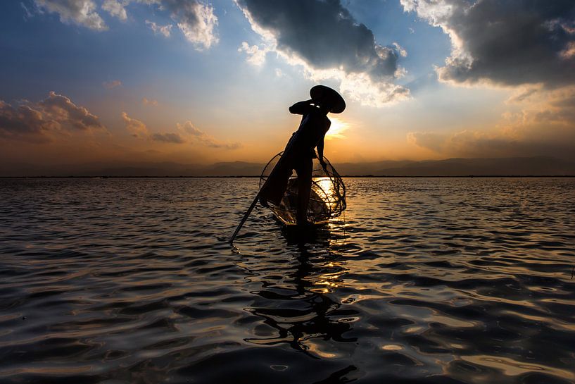 Pêcheur avec bateau traditionnel sur le lac Inle au Myanmar. Il est une façon traditionnelle mais tr par Wout Kok