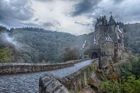 Burg Eltz mit Gewittersturm