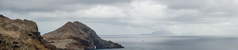 Ilhas Desertas gezien vanaf Ponta de São Lourenço von Bram van der Meer