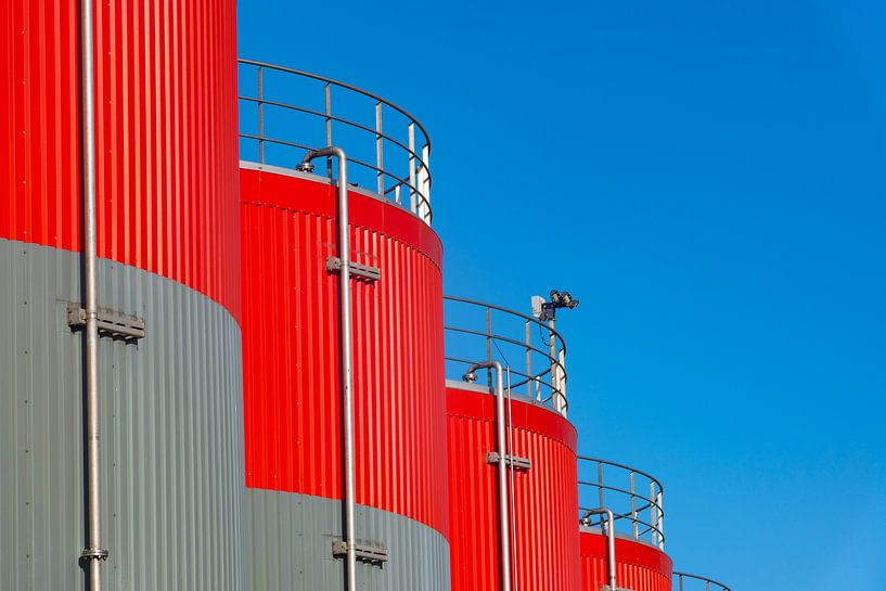 Industrielle Lagertanks in Grau und Rot aus der Nähe von Sjoerd van der Wal Fotografie