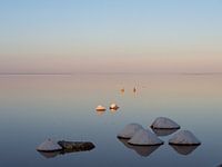 Voor zonsopkomst. Chott El Jerid. Sahara. Tunesië. Zoutwoestijn na regenval. 