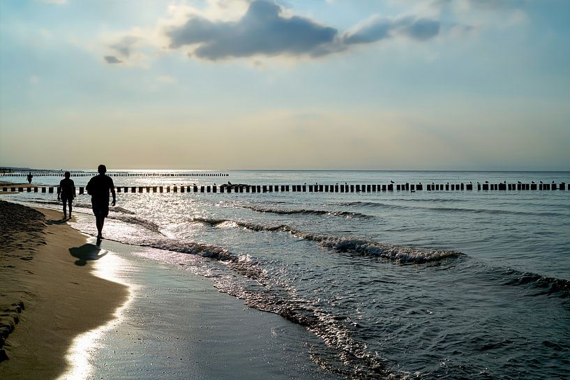 Strandspaziergang bei Sonnenuntergang von Heiko Kueverling
