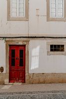 Porte rouge dans le quartier historique de Faro, au Portugal