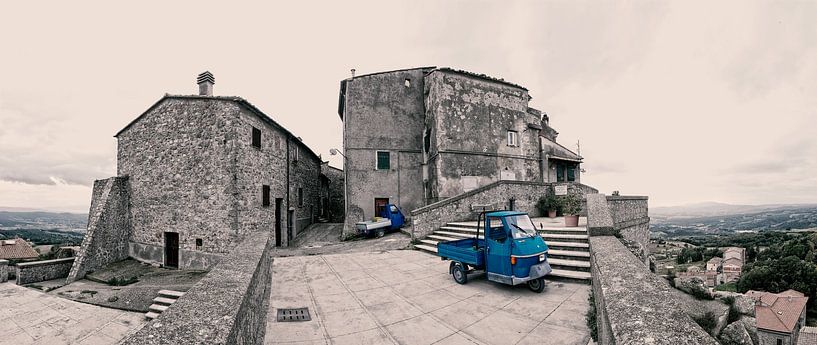 Deux Ape bleus dans un village toscan. par Ronnie Reul