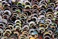 Bunte Dachziegel der Tempel in Vietnam