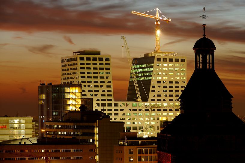 Die im Bau befindliche Stadtverwaltung von Utrecht mit der Buurkerk im Vordergrund von Donker Utrecht