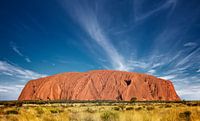 Uluru (Ayer's Rock) bei Sonnenaufgang unter schönen flauschigen Wolken