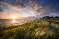 Sonnenuntergang an der Küste von Zeeland, Dünenpfad mit zwei Wanderern