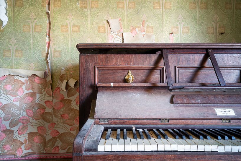 Close-up of Abandoned Piano. by Roman Robroek - Photos of Abandoned Buildings