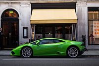 Lamborghini Huracan bij een restaurant in London