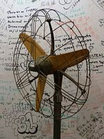 Retro ventilator met teksten op de achtergrond