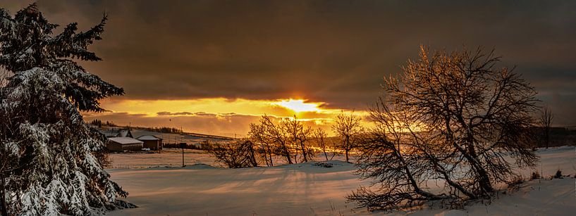 Les montagnes de minerai à l'heure d'or en hiver par Johnny Flash
