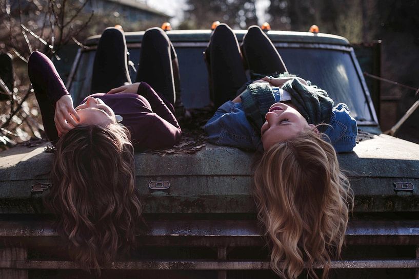 Deux filles sur une voiture par YesItsRobin