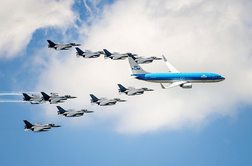 KLM Boeing 737 met F16-escorte boven Volkel by Ronne Vinkx