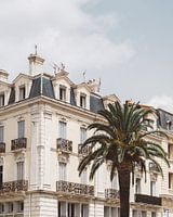 Haus mit französischem Balkon und Palme