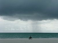 Cyclisme au bord de la mer, Zanzibar