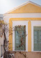 Griechischer gelber Giebel - Mittelmeer-Fotodruck | Bunte Wandkunst