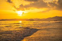 Magnifique coucher de soleil sur la plage d'Aon Nang en Thaïlande.
