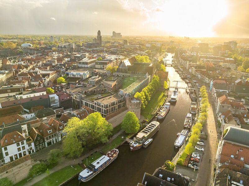 Zwolle city Thorbeckegracht aerial view during springtime sunset (vue aérienne de la ville de Thorbeckegracht au coucher du soleil) par Sjoerd van der Wal Photographie