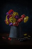 La puissance des fleurs dans l'obscurité ! Fleurs dans un vase sur fond sombre