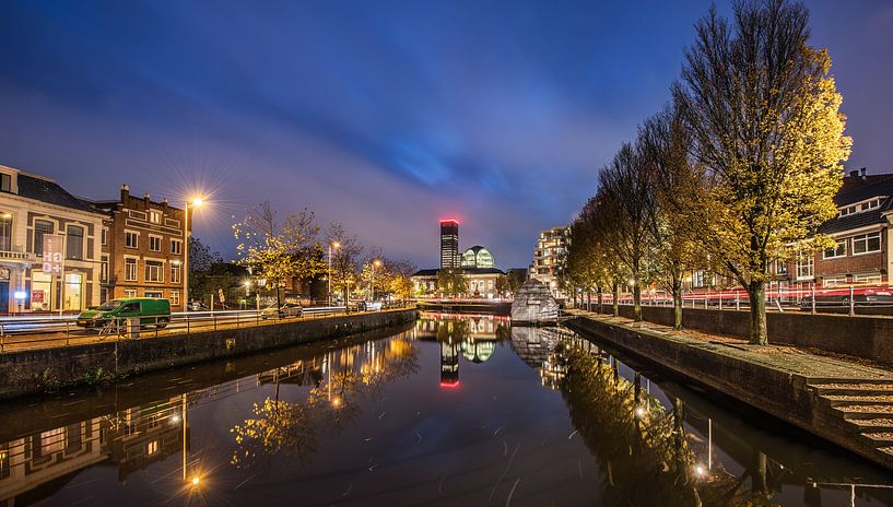 Nachtopname van de stadsgracht van Leeuwarden par Harrie Muis