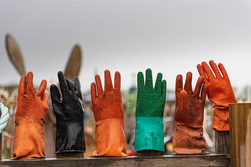 Handschuhe an einem Zaun in Texel von Erik van 't Hof