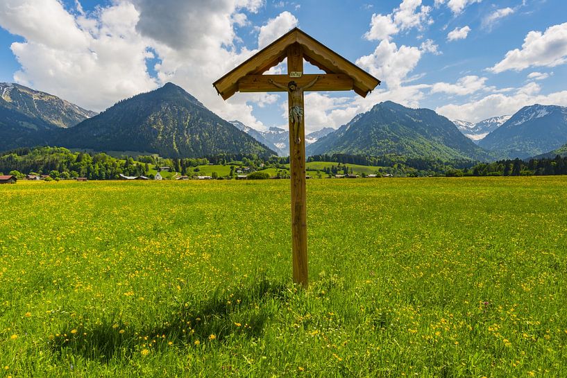 Croix de champ avec figure du Christ, Lorettowiesen près d'Oberstdorf par Walter G. Allgöwer