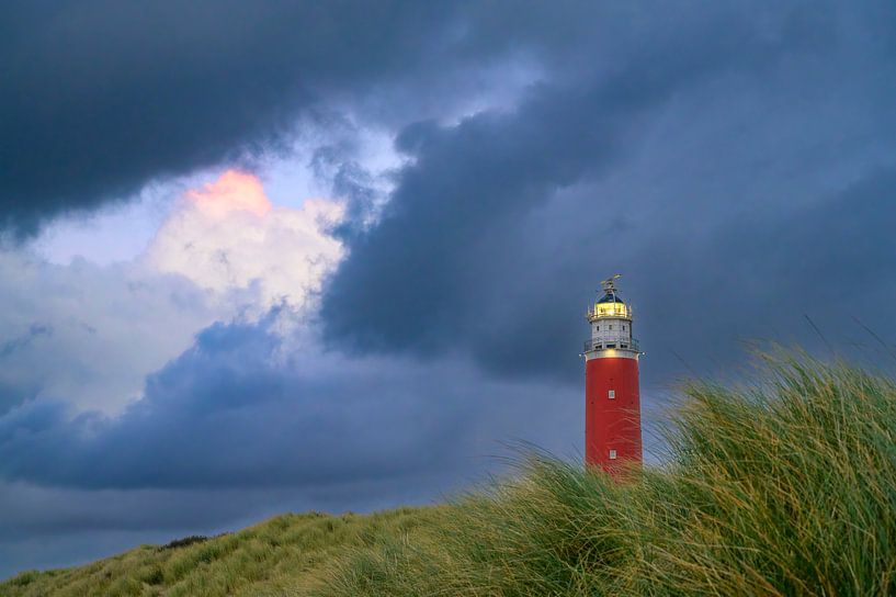 Phare de Texel dans les dunes lors d'une soirée orageuse d'automne par Sjoerd van der Wal Photographie
