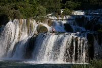 Tauchen Sie von einem Wasserfall 1 aus.