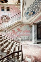 Rosa Treppenhaus in einem ehemaligen Rathaus