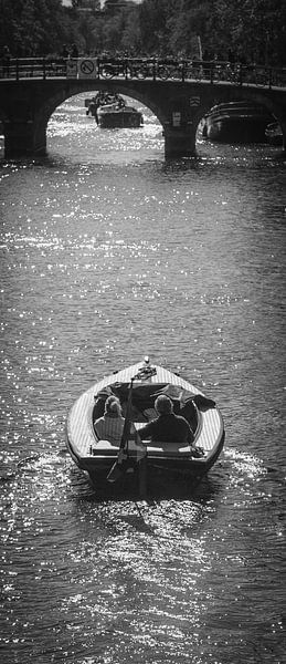 Ein Paar in einem Boot auf den Grachten von Amsterdam von Bart van Lier