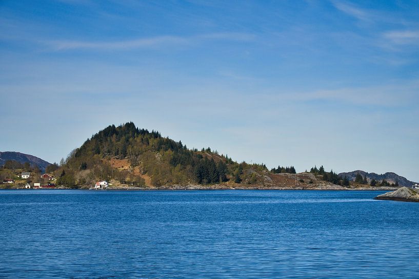 Fjord in Norwegen mit blauen Himmel von Martin Köbsch
