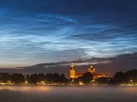 Leuchtende Nachtwolken über der Sint Janskathedraal in Den Bosch